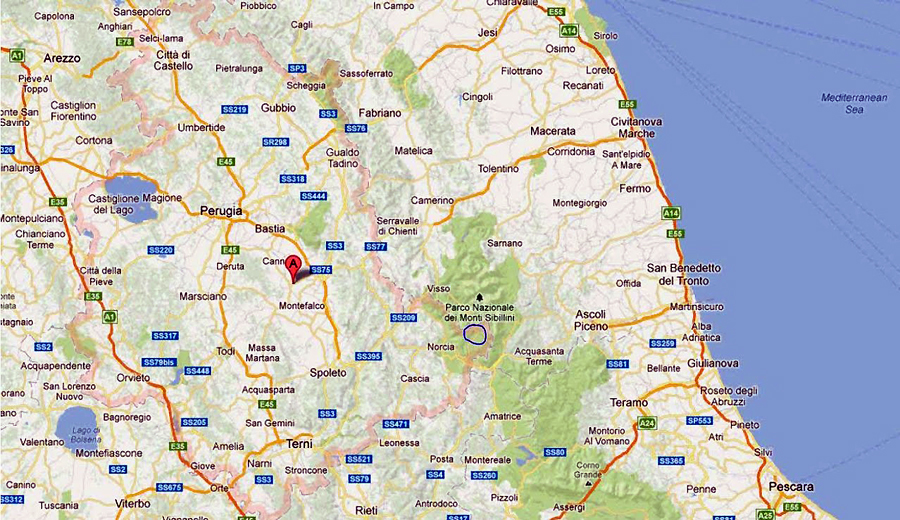 Umbria keleti széle nyúlik be a Nemzeti Parkba. Látható Norcia; kékkel jelöltem Castelluccio‐t.