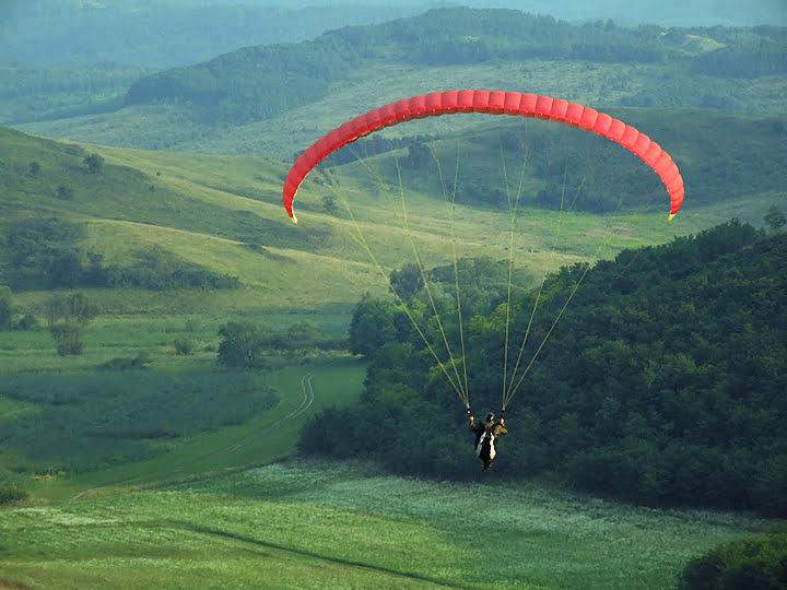 az első kisdombos repülés élménye - siklóernyős oktatás