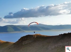 siklóernyőzés a Terhin Tsagaan Nuur felett